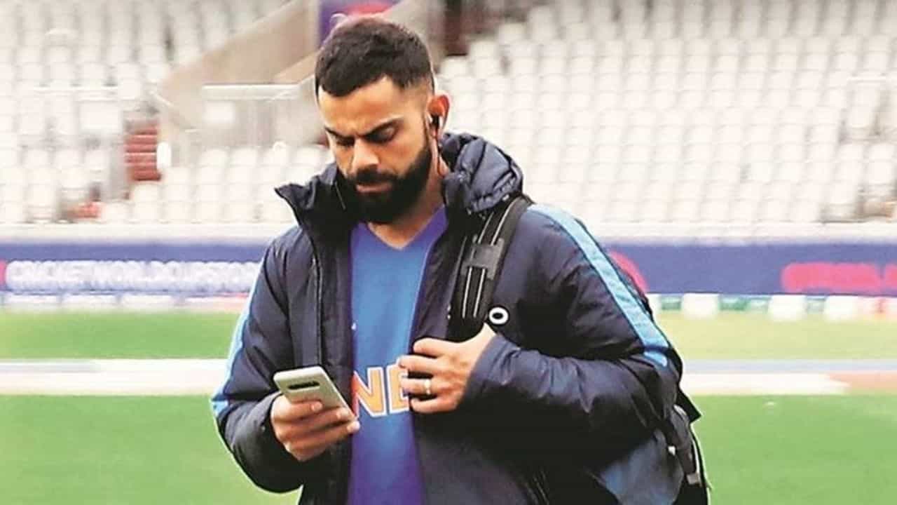 विराट कोहलीचे वडील तो रणजी क्रिकेट खेळत असताना वारले. त्यानंतर विराटने एक-एक विक्रम आपल्या मोडत आता सचिनच्या विक्रमाची बरोबरी केलीये. कोहली त्याचा प्रत्येक वेळेचा उपयोग करून घेतो. विराट जिम, कुटुंब आणि सरावाला प्रायोरिटी देतो.