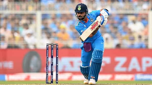 वनडे वर्ल्डकप स्पर्धेत विराट कोहलीची बॅट चांगलीच तळपली आहे. न्यूझीलंडविरुद्ध विराट कोहलीने 80 धावांची खेळी करताच मोठा विक्रम आपल्या नावावर केला आहे. यासह त्याने दिग्गज खेळाडूंना मागे टाकलं आहे.