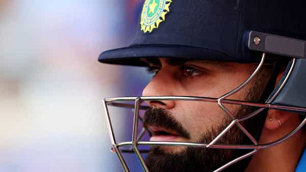 भारत विरुद्ध ऑस्ट्रेलिया सामन्यात विराट कोहलीने अपेक्षेप्रमाणे कामगिरी केली. तीन गडी बाद झाल्यानंतर विराट कोहलीने मोर्चा सांभाळला आणि अर्धशतकी खेळी केली.