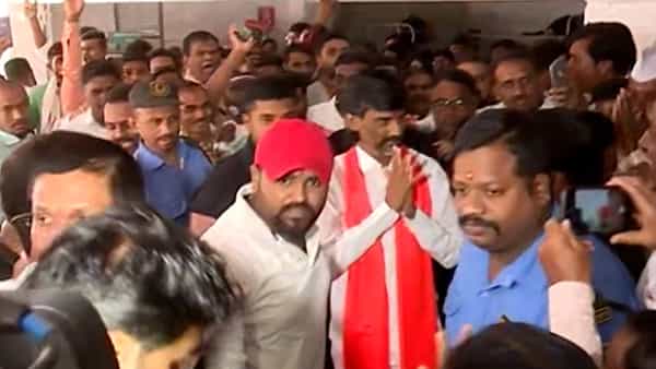 माझ्या बांधवांनी मराठा आरक्षणासाठी आत्महत्या केली असताना, माझ्या बांधवांच्या घरात अंधार पसरलेला असताना मी माझ्या घरात दिवाळी कशी साजरी करू? असा सवाल मनोज जरांगे पाटील यांनी केलाय.