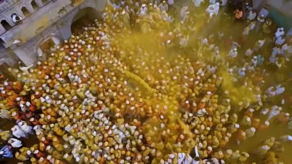 सोमवती अमावास्येला खंडेरायाची पालखी नगर प्रदक्षिणा करत कऱ्हा स्नानासाठी जाते. या फोटो मध्ये बघा जेजुरी गडावर भाविकांनी आज प्रचंड गर्दी केलीये.