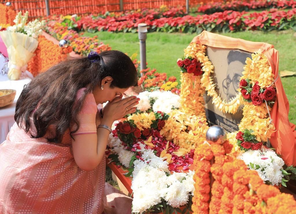  रश्मी उद्धव ठाकरे यांनी बाळासाहेबांच्या स्मृतींना अभिवादन केले. मुख्यमंत्री एकनाथ शिंदे यांनीही काल रात्रीच स्मृतीस्थळावर येऊन बाळासाहेबांना अभिवादन केलं. मुख्यमंत्री गेल्यानंतर या परिसरात शिंदे गट आणि ठाकरे गटाच्या नेत्यांनी एकमेकांना जोरदार धक्काबुक्की केली.