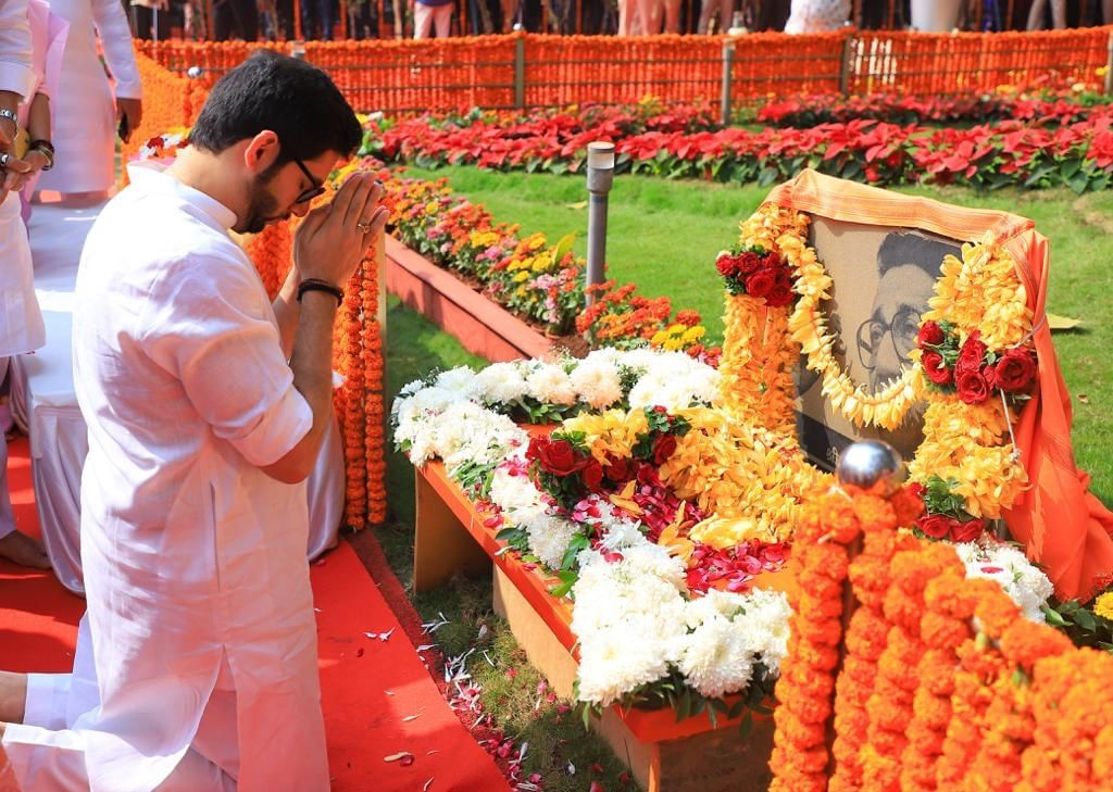  माजी पर्यावरण मंत्री आदित्य ठाकरे यांच्यासह खासदार संजय राऊत, विनायक राऊत, अनिल देसाई, सुभाष देसाई, अरविंद सावंत, माजी महापौर किशोरी पेडणेकर यांनी शिवाजी पार्कवर येऊन बाळासाहेबांना वंदन केलं. 