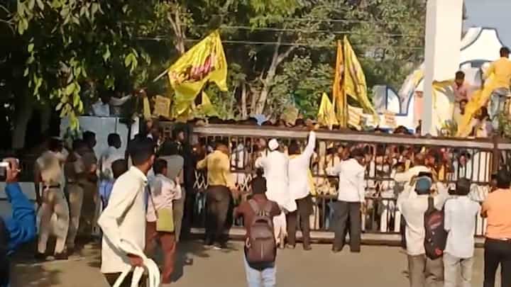 धनगर समाजाच्या आंदोलनाला हिंसक वळण, जालन्यात जिल्हाधिकारी कार्यालयाची तोडफोड अन् हाणामारी धनगर समाजाच्या आंदोलनाला हिंसक वळण, जालन्यात जिल्हाधिकारी कार्यालयाची तोडफोड अन् हाणामारी
