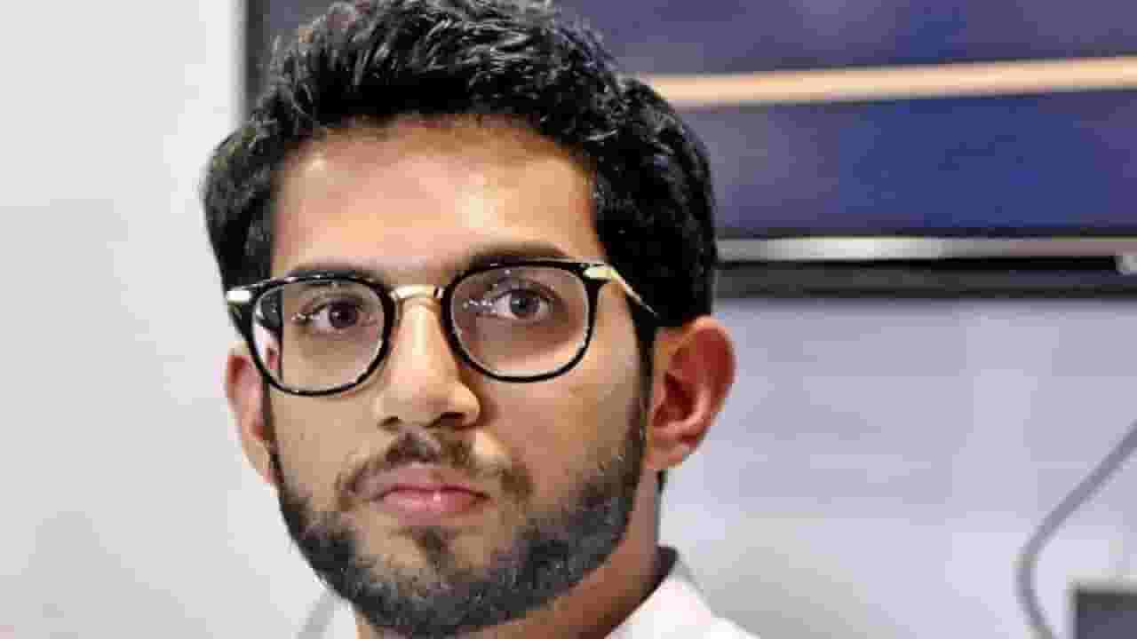 आदित्य ठाकरे हे शोले चित्रपटातील 'असरानी', कुणी केली खोचक टीका? आदित्य ठाकरे हे शोले चित्रपटातील 'असरानी', कुणी केली खोचक टीका?