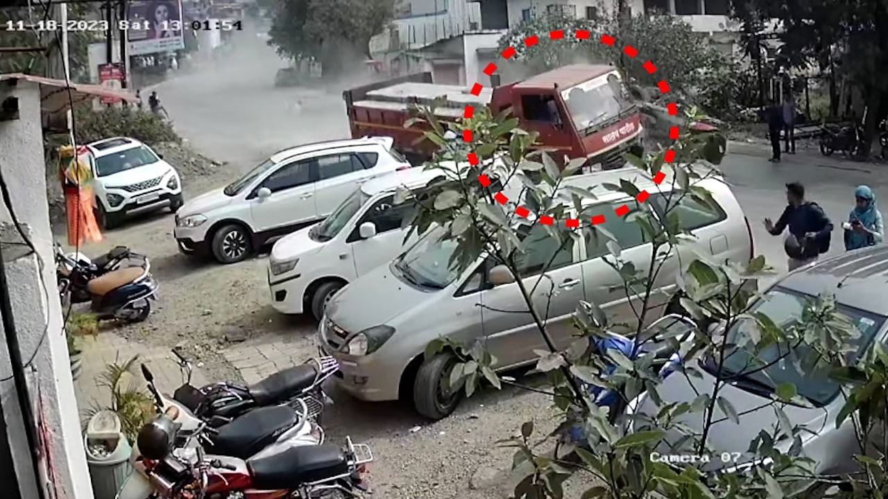 Video | घाटात वाहनावरील ताबा सुटला अन् अनेक वाहनांना उडवत तो...अपघाताचा थरार सीसीटीव्हीत Video | घाटात वाहनावरील ताबा सुटला अन् अनेक वाहनांना उडवत तो...अपघाताचा थरार सीसीटीव्हीत
