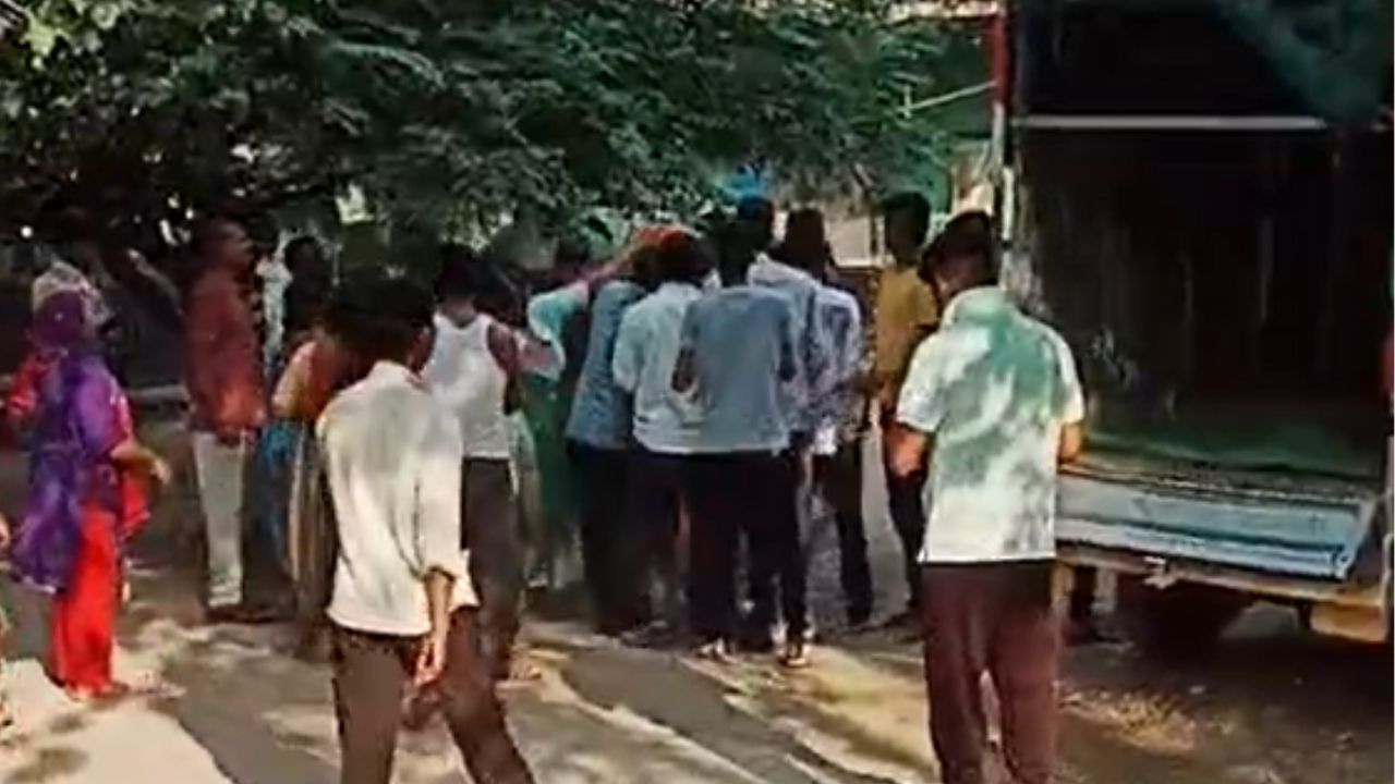 BREAKING | अहमदनगरच्या गुहा गावात दोन गटात तुफान राडा, नेमकं काय घडलं? BREAKING | अहमदनगरच्या गुहा गावात दोन गटात तुफान राडा, नेमकं काय घडलं?