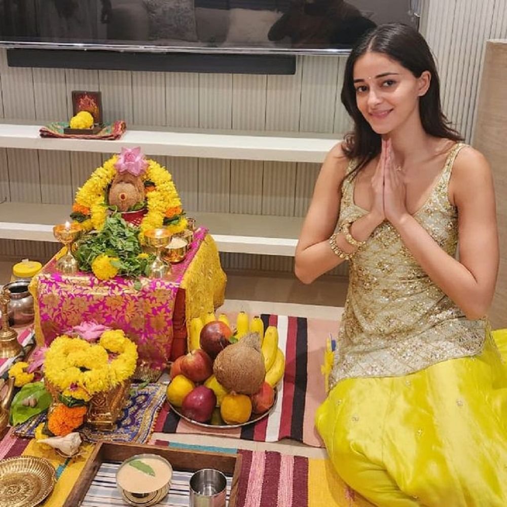 अभिनेत्री अनन्या पांडे (Ananya Panday) हिने वयाच्या 25 व्या वर्षी अनन्या पांडे हिने स्वतःचं घर घेतलं आहे.  घराचे काही फोटो देखील अभिनेत्रीने सोशल मीडियावर पोस्ट केले आहेत. 