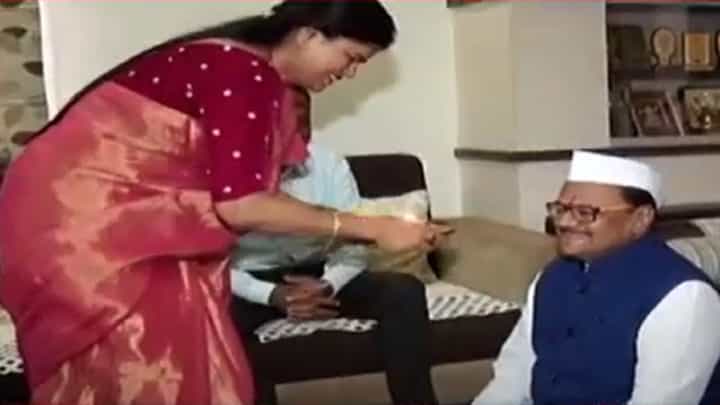 BhauBeej 2023 : बहिणीला अशा शुभेच्छा कुणीच दिल्या नसतील; खासदार भाऊ म्हणाला, ताई तू... BhauBeej 2023 : बहिणीला अशा शुभेच्छा कुणीच दिल्या नसतील; खासदार भाऊ म्हणाला, ताई तू...