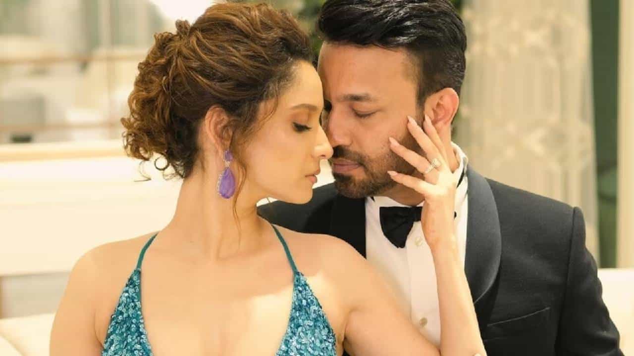 बिग बॉस 17 मुळे अंकिता लोखंडे चर्चेत आहे. नुकताच अंकिता लोखंडे हिला सलमान खान हा आरसा दाखवताना दिसला. अंकिता लोखंडे हिला चांगलेच खडेबोल सुनावताना सलमान खान दिसला. .
