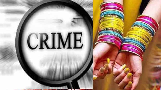 काय माणसं आहेत! फॅशनेबल बांगड्या घातल्या म्हणून महिलेला बेदम चोपलं, नवऱ्यासह तिघांवर गुन्हा