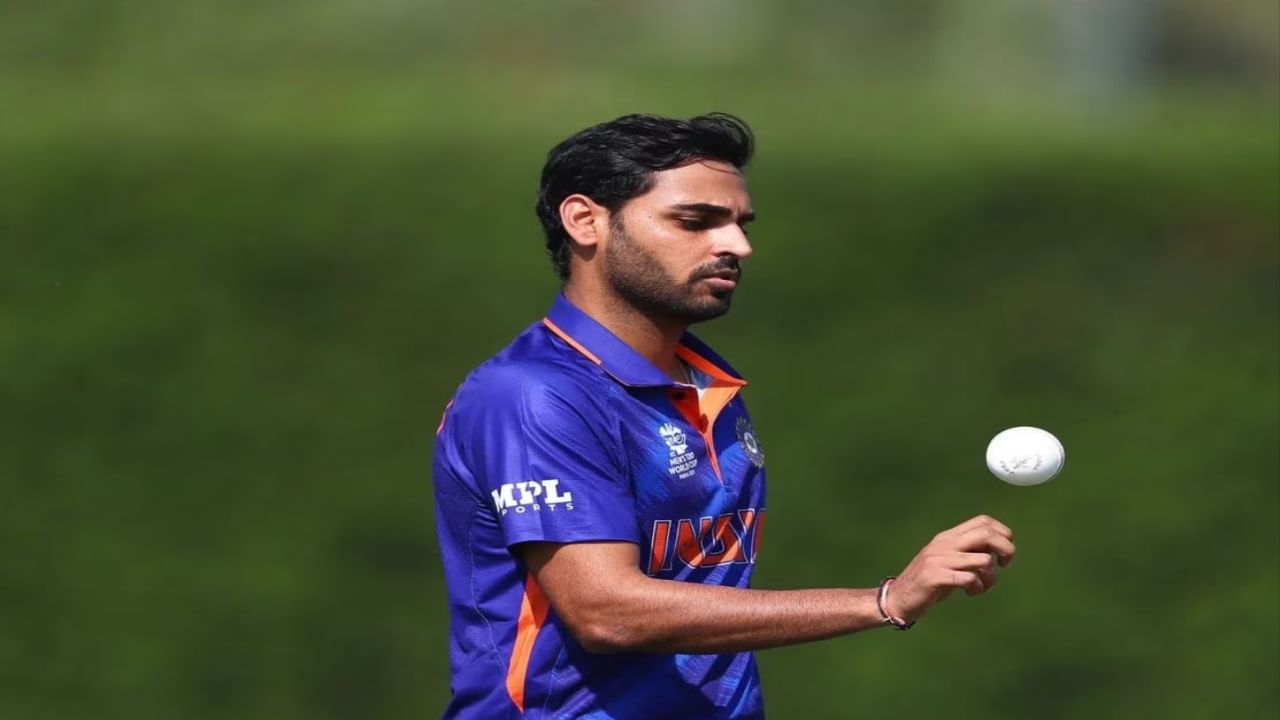 पदार्पणात पहिल्याच बॉलवर विकेट घेणाऱ्या भुवनेश्वर कुमार याची टीम इंडियात एन्ट्री होऊ शकते. रिपोर्टनुसार, भुवनेश्वरला ऑस्ट्रेलिया विरुद्धच्या टी 20 सीरिजसाठी त्याची निवड केली जाऊ शकते.