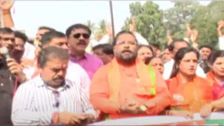 पुण्यात भाजप आक्रमक, पुणे विद्यापीठ परिसरात आंदोलन सुरू, नेमकं काय घडलं? पुण्यात भाजप आक्रमक, पुणे विद्यापीठ परिसरात आंदोलन सुरू, नेमकं काय घडलं?