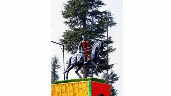 आम्ही पुणेकर संस्था, 41 राष्ट्रीय रायफल मराठा बटालियन यांच्या माध्यमातून कुपवाडा येथे छत्रपती शिवाजी महाराज यांचा पुतळा बसविण्यात आला आहे.