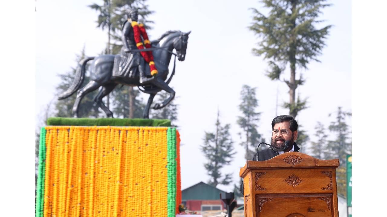 भाषण करताना मुख्यमंत्र्यांनी सगळ्यांचं लक्ष पुतळ्याकडे वेधलं आणि म्हणाले, "अश्वारुढ पुतळ्यावरील छत्रपती शिवाजी महाराज पाकिस्तानच्या दिशेने बघत आहेत. त्यांच्या हातात तलवार आहे. महाराज इथे असल्याने शत्रू इथे पाऊल ठेवण्यास धजावणार नाही. हा पुतळा पाहून दहशतवादीही काश्मीरमध्ये घुसखोरी करण्याची हिंमत करणार नाही".