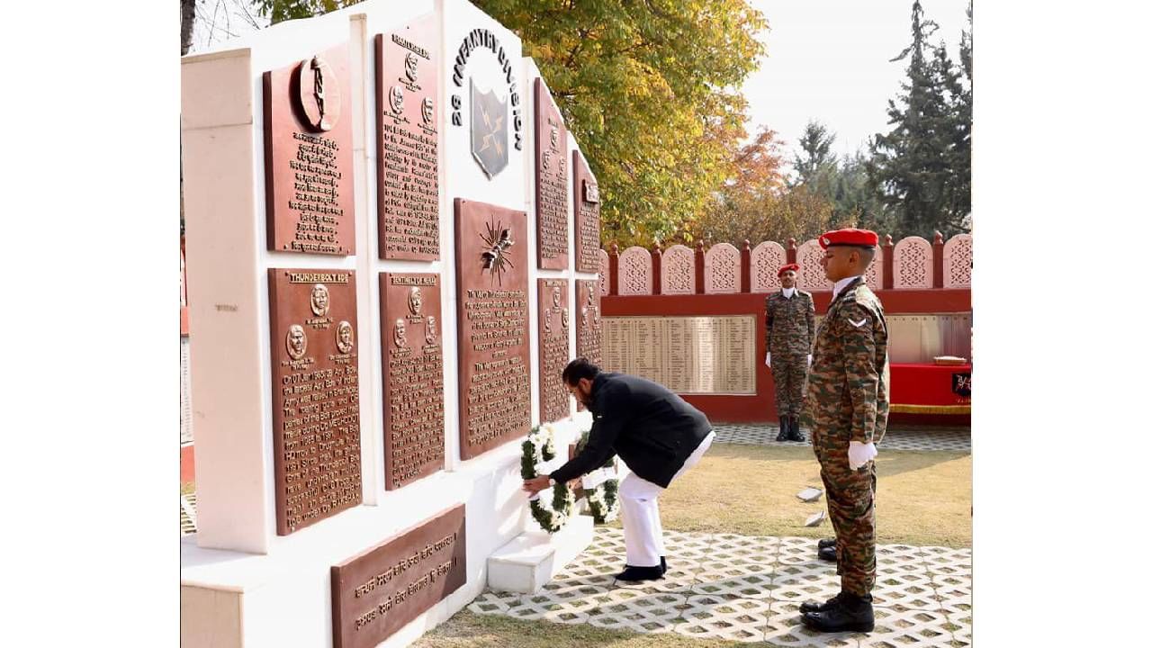 ज्या ठिकाणी हा पुतळा बसवला आहे त्या ठिकाणी काही दिवसांपूर्वी मोठा खड्डा पडला होता. तेव्हा जवानांनी सुमारे 1800 ट्रक माती भरून त्याठिकाणी पुतळ्यासाठी भक्कम पाया करण्यात आला. याचा उल्लेख करून मुख्यमंत्र्यांनी मराठा बटालियनच्या जवानांचे कौतुक केले. सातारा येथील मेजर संतोष महाडीक यांना अभिवादन करीत त्यांच्या बलिदानाची आठवण यावेळी त्यांनी सांगितली.