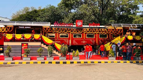 पुणे रेल्वे स्थानकावरील 'रेस्टॉरंट ऑन व्हील्स' 100 चौरस मीटर क्षेत्रफळावर बांधण्यात आले असून ताडीवाला रोड परिसरात पुणे विभागीय रेल्वे व्यवस्थापक कार्यालयाजवळ ते आहे. रेस्टॉरंट ऑन व्हील्स (ROW) चे व्यवस्थापन आणि संचालन OAM Industries India Pvt. लिमिटेड ( हल्दीराम ) यांचेकडून केले जात आहे.