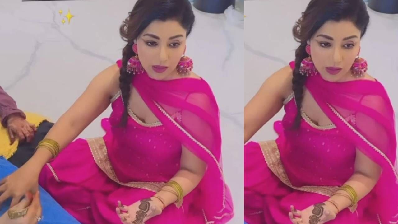 अभिनेत्री देबिना बॅनर्जी आपल्या देसी स्टाईलमुळे नेहमीच चर्चेत असते. करवा चौथला ही अभिनेत्री मेहंदी लावताना दिसली. देबिनाने गुलाबी रंगाचा सूट परिधान केला असून ती खूपच सुंदर दिसत आहे.
