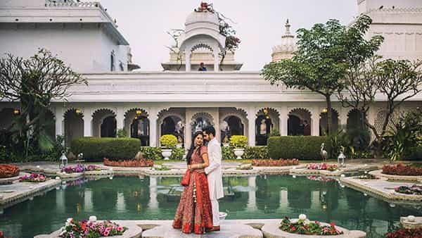 डेस्टिनेशन वेडिंग प्रत्येकालाच करायची इच्छा असते. आजकाल तर ती फॅशन आहे. पण डेस्टिनेशन वेडिंग ऐकताच आपल्याला वाटतं खूप खर्च होणार. पण खरं तर तुम्हाला यासाठी तुमच्या बजेटमध्ये आणि भारतातच अनेक ऑप्शन्स मिळू शकतात. बघुयात तुम्ही कोणते डेस्टिनेशन लग्नासाठी निवडू शकता.