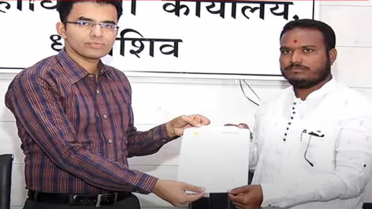 Maratha Reservation : मराठवाड्यातील पहिलं कुणबी प्रमाणपत्र कुणाला मिळालं? धाराशिवमध्ये दाखले वाटण्यास सुरूवात Maratha Reservation : मराठवाड्यातील पहिलं कुणबी प्रमाणपत्र कुणाला मिळालं? धाराशिवमध्ये दाखले वाटण्यास सुरूवात