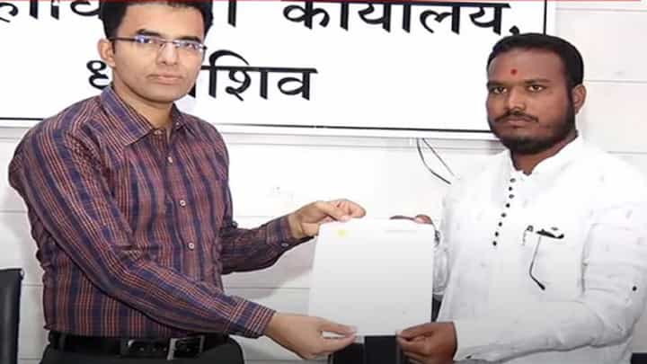 Maratha Reservation : मराठवाड्यातील पहिलं कुणबी प्रमाणपत्र कुणाला मिळालं? धाराशिवमध्ये दाखले वाटण्यास सुरूवात Maratha Reservation : मराठवाड्यातील पहिलं कुणबी प्रमाणपत्र कुणाला मिळालं? धाराशिवमध्ये दाखले वाटण्यास सुरूवात