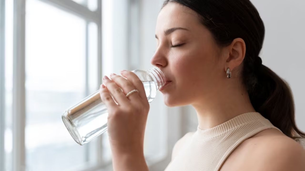 Health : एकाच ग्लास किंवा बॉटलने पाणी पित असाल तर सावधान, आरोग्यासाठी भयंकर हानिकारक