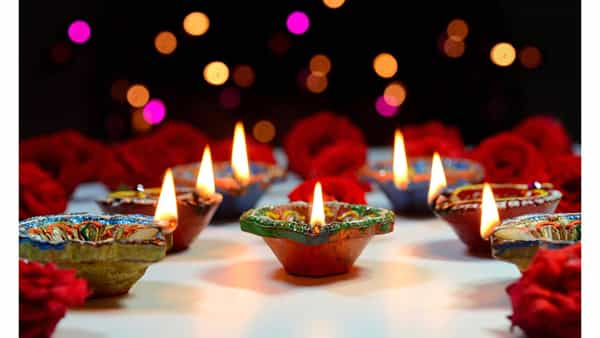 दिवाळी अवघ्या काही दिवसांवर येऊन ठेपली असताना दिल्लीच्या हवेतील प्रदूषण खूप वाढले आहे. हवेच्या खराब गुणवत्तेमुळे श्वास घेणे कठीण झाले आहे. पर्यावरण स्वच्छ ठेवणे हे आपल्या प्रत्येकाचे कर्तव्य आहे. यासाठी इको फ्रेंडली दिवाळी हा एकमेव ऑप्शन आहे. मग इको फ्रेंडली दिवाळी कशी साजरी करावी? वाचा