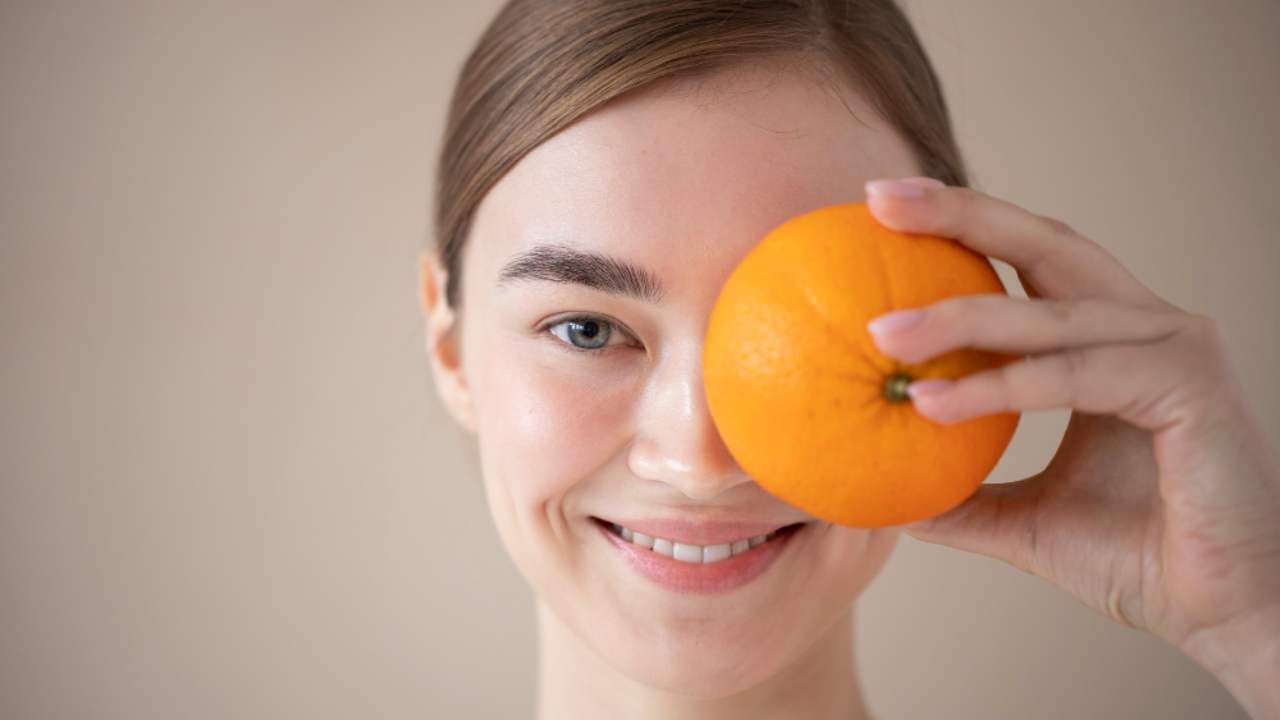 Skin Care Tips : चेहऱ्यावर सुरकत्या आणि डाग पडू नये म्हणून ५ सोपे उपाय Skin Care Tips : चेहऱ्यावर सुरकत्या आणि डाग पडू नये म्हणून ५ सोपे उपाय