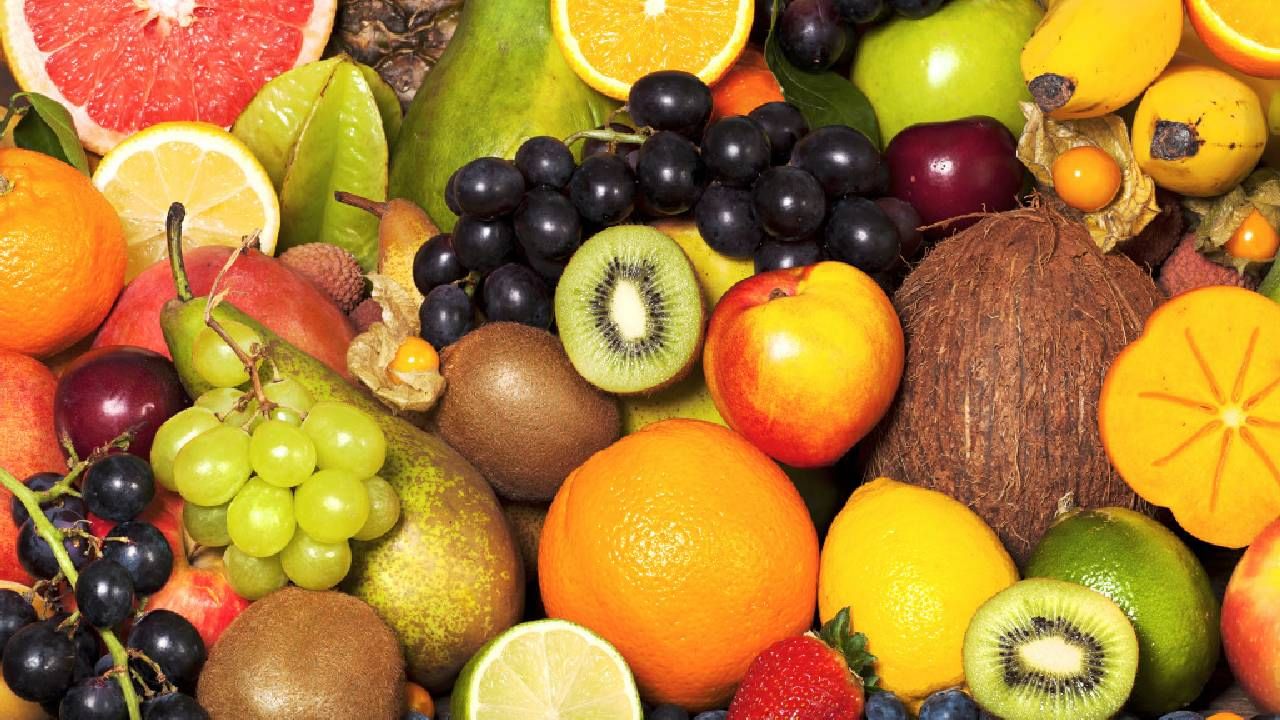 सालीमध्ये जीवनसत्त्वे, खनिजे, फायबर आणि अँटीऑक्सिडंट्स आढळतात. ही जी मोजकी फळे आहेत ज्यांच्या सालीमध्ये असे गुणधर्म असतात ती फळे चुकूनही सोलून खाऊ नयेत. बघुयात कोणती फळे आहेत ही...