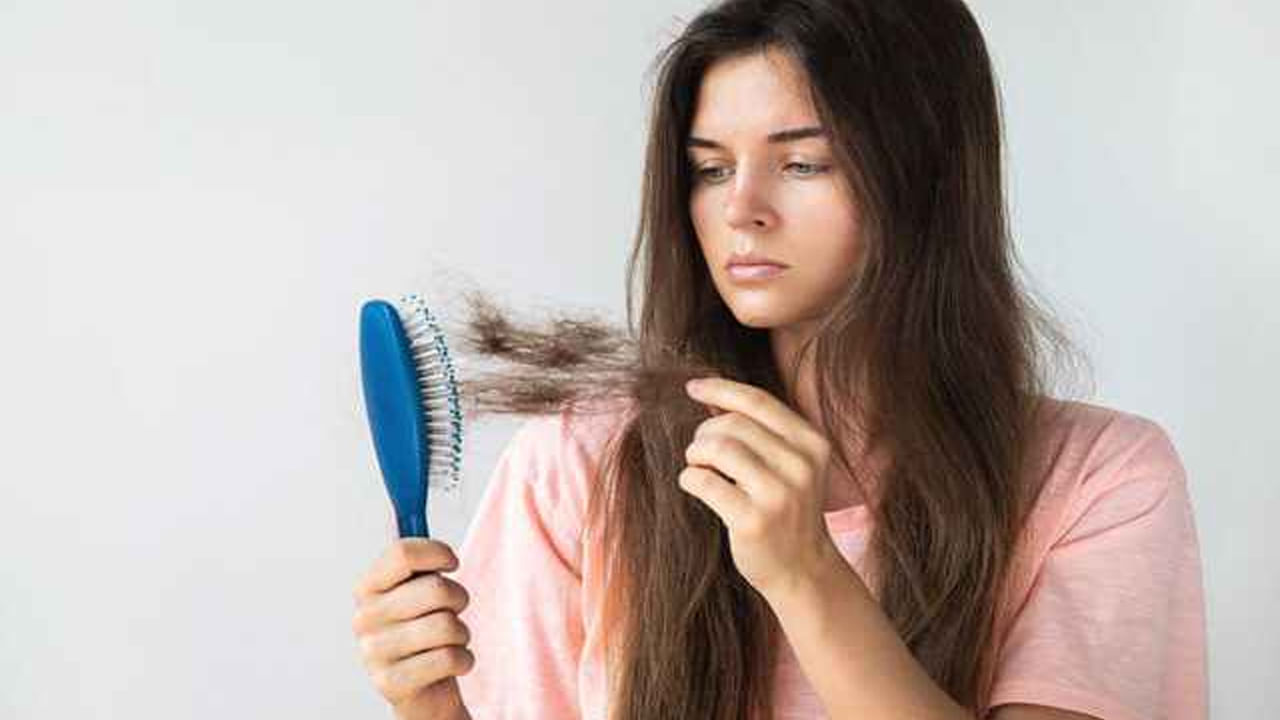 Health : महिलांनो या कारणामुळेही गळतात केस, वेळीच लक्ष द्या नाहीतर पडू शकतो टक्कल, जाणून घ्या