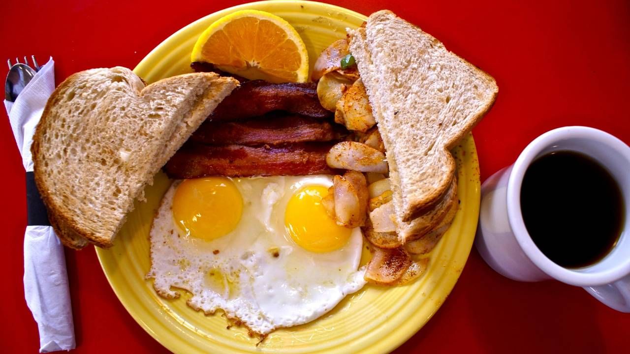 असंही म्हटलं जातं की नाश्ता हा राजासारखा करावा. आपण काय खातो याला फार महत्त्व आहे त्यामुळे दिवसाची सुरुवात चांगलं काहीतरी खाऊन करावी. काय पदार्थ नाश्त्यात अजिबातच खाऊ नयेत ते बघुयात 