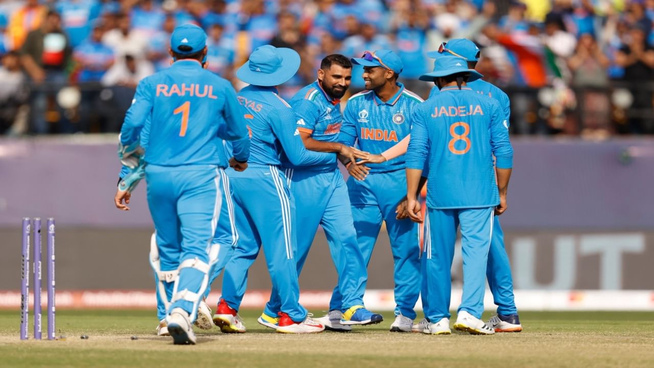 टीम इंडियाने वर्ल्ड कपमध्ये आतापर्यंत सुस्साट कामगिरी केलीय. कोणतीच टीम भारतीय संघावर वरचढ ठरु शकली नाही. टीम इंडिया 16 गुणांसह पॉइंट्स टेबलमध्ये अव्वलस्थानी आहे. या दरम्यान एका भारतीय गोलंदाजाबाबत मोठी अपडेट समोर आली आहे.