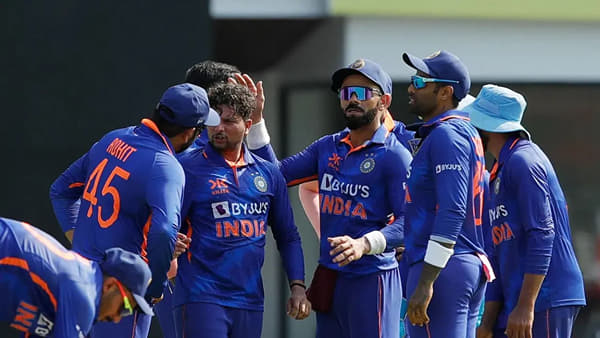 भारत या वर्ल्ड कप स्पर्धेमध्ये कोणत्याच बाजूने कमी पडलेला दिसला नाही. प्रत्येक खेळाडूा दमदार प्रदर्शन करताना दिसत आहे. गोलंदाजीमध्ये तर त्रिकुटाने चांगल्या चांगल्या संघांना गार केलंय.