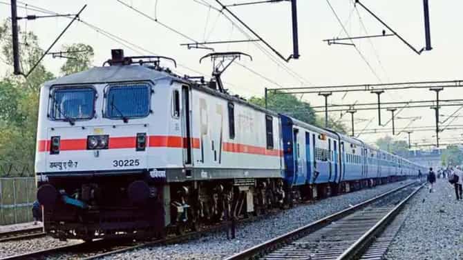 विकेंडचा पुणे-मुंबई प्रवास होणार त्रासदायक, काय आहे कारण