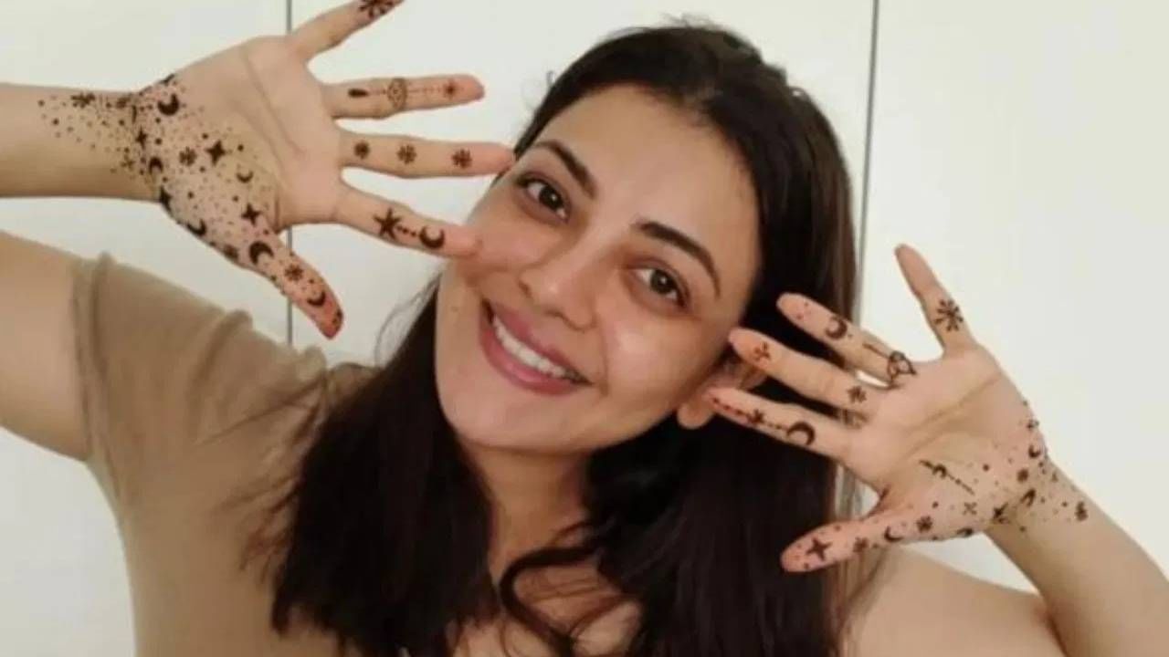 अभिनेत्री काजल अग्रवालने इन्स्टावर एक स्टोरी शेअर केली आहे ज्यात ती तिची मेहंदी डिझाइन दाखवताना दिसत आहे. या फोटोत अभिनेत्री खूपच सुंदर दिसत आहे. काजलने साधी मेहंदी लावली आहे..