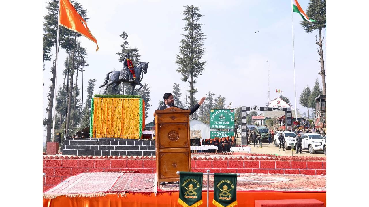 पुतळ्याच्या अनावरण सोहळ्यानंतर महाराष्ट्राचे मुख्यमंत्री एकनाथ शिंदे यांचं भाषण झालं. एकनाथ शिंदेंनी त्यांच्या भाषणाची सुरुवात  छत्रपती शिवाजी महाराजांच्या जयघोषाने केली. अगदी पाकिस्तानमध्ये आवाज पोहचला पाहिजे इतक्या मोठ्याने जयघोष करा असं आवाहन त्यांनी उपस्थितांना दिलं. परिसर छत्रपती शिवाजी महाराजांच्या जयघोषाने दुमदुमला! 