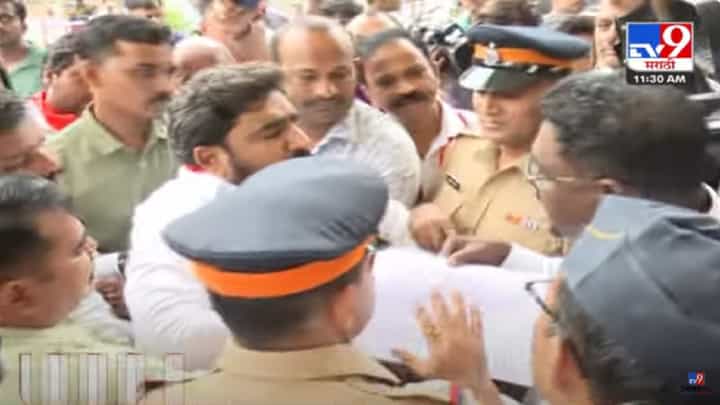 मुंबईतील कुर्ला येथे मराठी पाट्यांसाठी मनसे आक्रमक, फिनिक्स मॉलबाहेर बाचाबाची मुंबईतील कुर्ला येथे मराठी पाट्यांसाठी मनसे आक्रमक, फिनिक्स मॉलबाहेर बाचाबाची