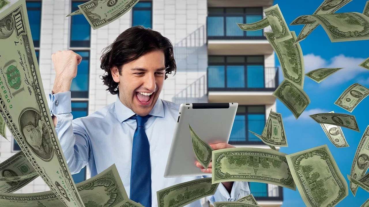दुसऱ्याच्या चुकीमुळे बनला कोट्यवधी रुपयांचा मालक; हाती लागला जॅकपॉट दुसऱ्याच्या चुकीमुळे बनला कोट्यवधी रुपयांचा मालक; हाती लागला जॅकपॉट