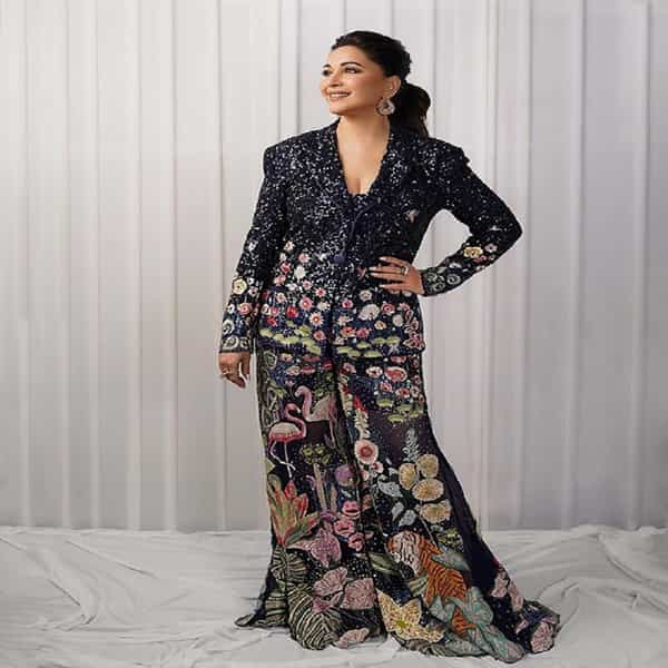 अभिनेत्री माधुरी दीक्षित (Madhuri Dixit) वयाच्या 56 व्या वर्षी देखील प्रचंड ग्लॅमरस दिसते. सोशल मीडियावर देखील माधुरी हिचे अनेक फोटो आणि व्हिडीओ व्हायरल होत असतात.