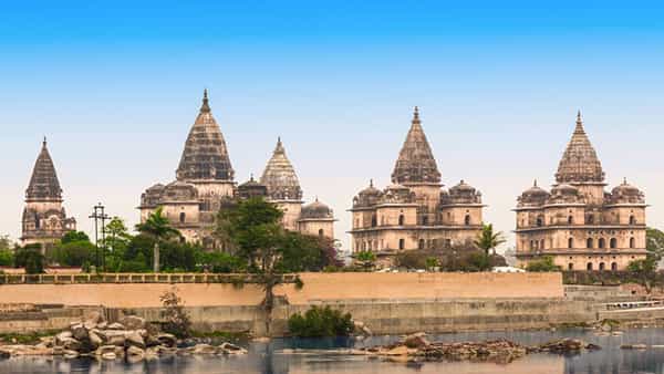 भारतात फिरायला काय कमी नाही. ज्या त्या राज्याचं एक वेगळं सौंदर्य असतं. मध्य प्रदेश हे राज्य निसर्गरम्य आहे. इथे निसर्ग आहे, कला आहे, या राज्याला संस्कृती आहे, इतिहास आहे. हे राज्य फिरावं अशी प्रत्येकाची इच्छा असते.
