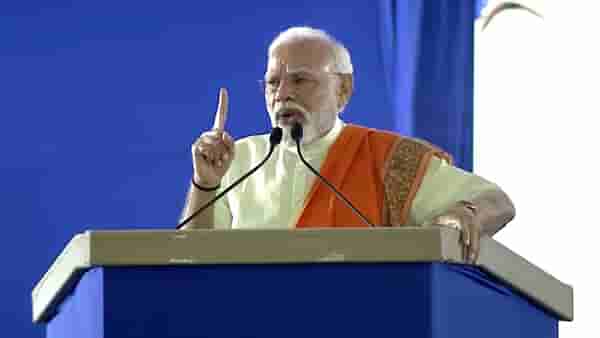 पंतप्रधानांसमोर ती विजेच्या टॉवरवर चढली, मोदी विनंती करत राहिले, पण मुलगी ऐकेना