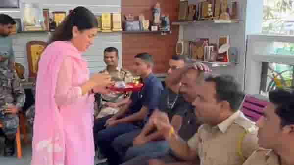 BhauBeej 2023 : नवनीत राणा यांची अनोखी भाऊबीज, म्हणाल्या सख्खा भाऊ नसला तरी…