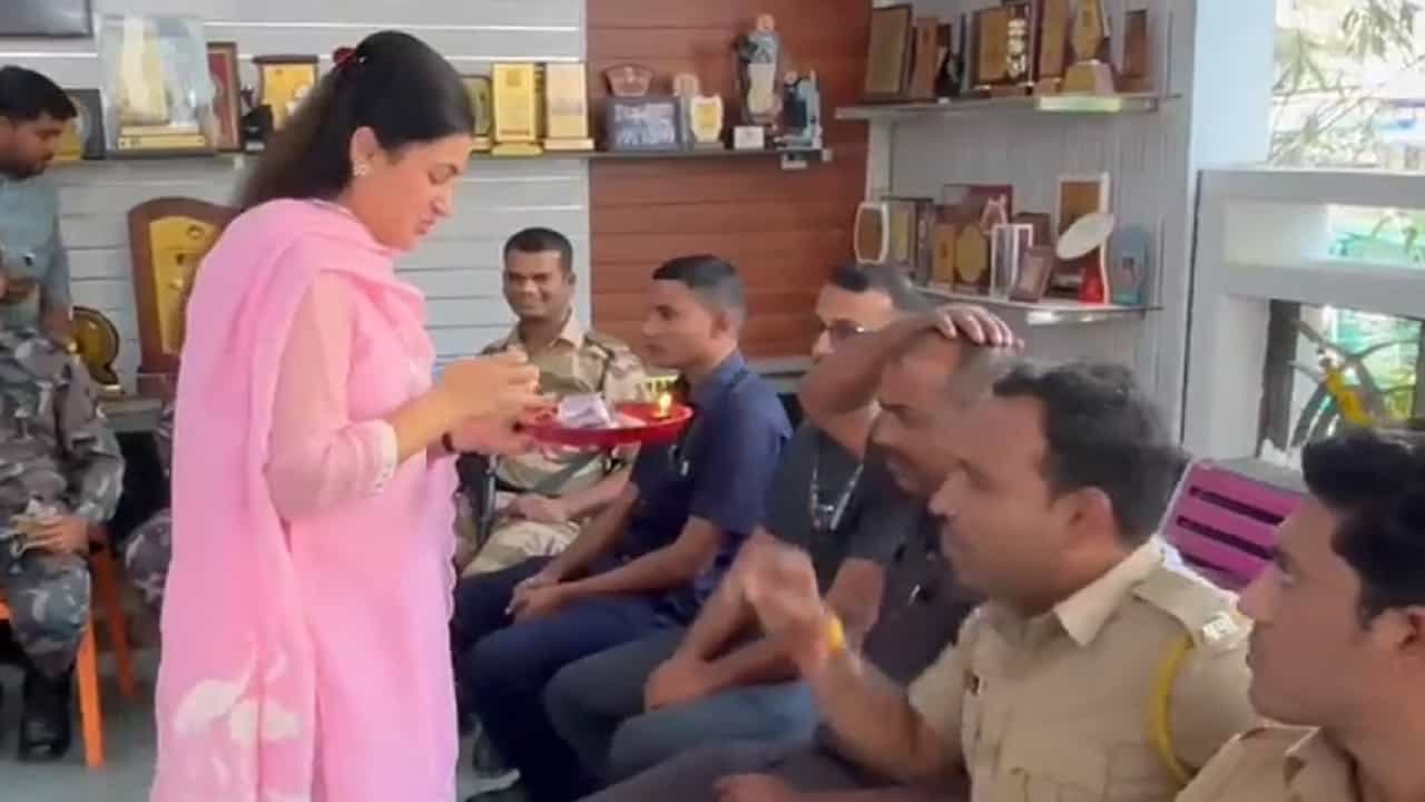 BhauBeej 2023 : नवनीत राणा यांची अनोखी भाऊबीज, म्हणाल्या सख्खा भाऊ नसला तरी... BhauBeej 2023 : नवनीत राणा यांची अनोखी भाऊबीज, म्हणाल्या सख्खा भाऊ नसला तरी...