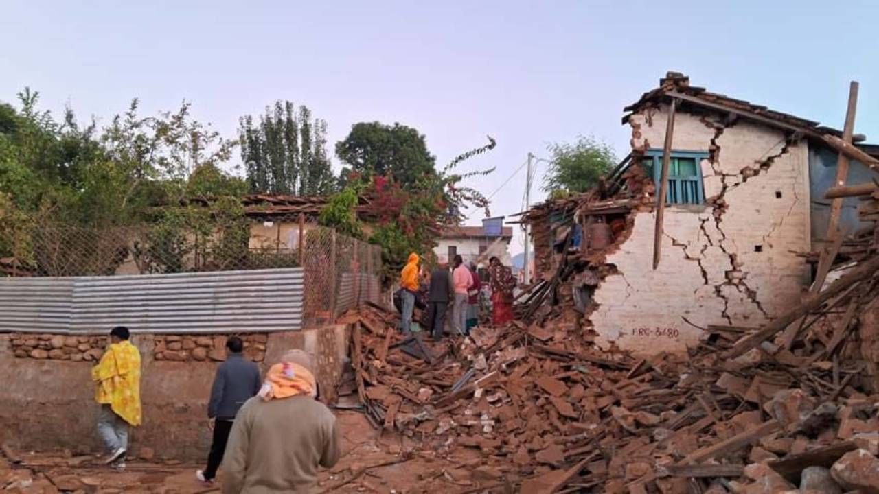 भारतातील दिल्ली,  यूपी, बिहार उत्तर भारतातील अनेक ठिकाणी भूकंपाचे हे धक्के जाणवले. फोटोमध्ये तुम्ही बघू शकता नागरिकांचं जनजीवन विस्कळीत झालंय. 