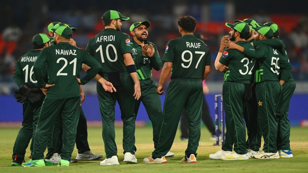 पाकिस्तान क्रिकेट टीमने 4 नोव्हेबंरला न्यूझीलंड विरुद्ध डीएलएनुसार 21 धावांनी विजय मिळवला. पाकिस्तानने या विजयासह सेमी फायनलमधील आपलं आव्हान कायम ठेवलंय. मात्र यानंतर आता आयसीसीने पाकिस्तान कॅप्टन बाबर आझमला मोठा झटका दिलाय. 