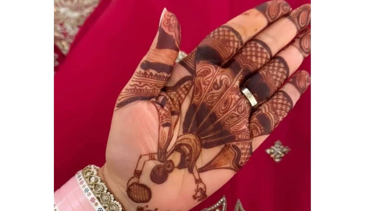 परिणीती चोप्रा : अभिनेत्री परिणीती चोप्रा आणि 'आप'चे नेते राघव चड्ढा यांनी नुकतेच लग्न गाठ बांधली. अभिनेत्रीचा हा पहिलाच करवा चौथ असून तो ती एका वेगळ्या स्टाईलमध्ये सेलिब्रेट करत आहे. राघवच्या नावाने अभिनेत्रीने लावलेल्या मेहंदीचे डिझाइन अतिशय अनोखे आहे. त्यात मुलगी दिसत आहे.