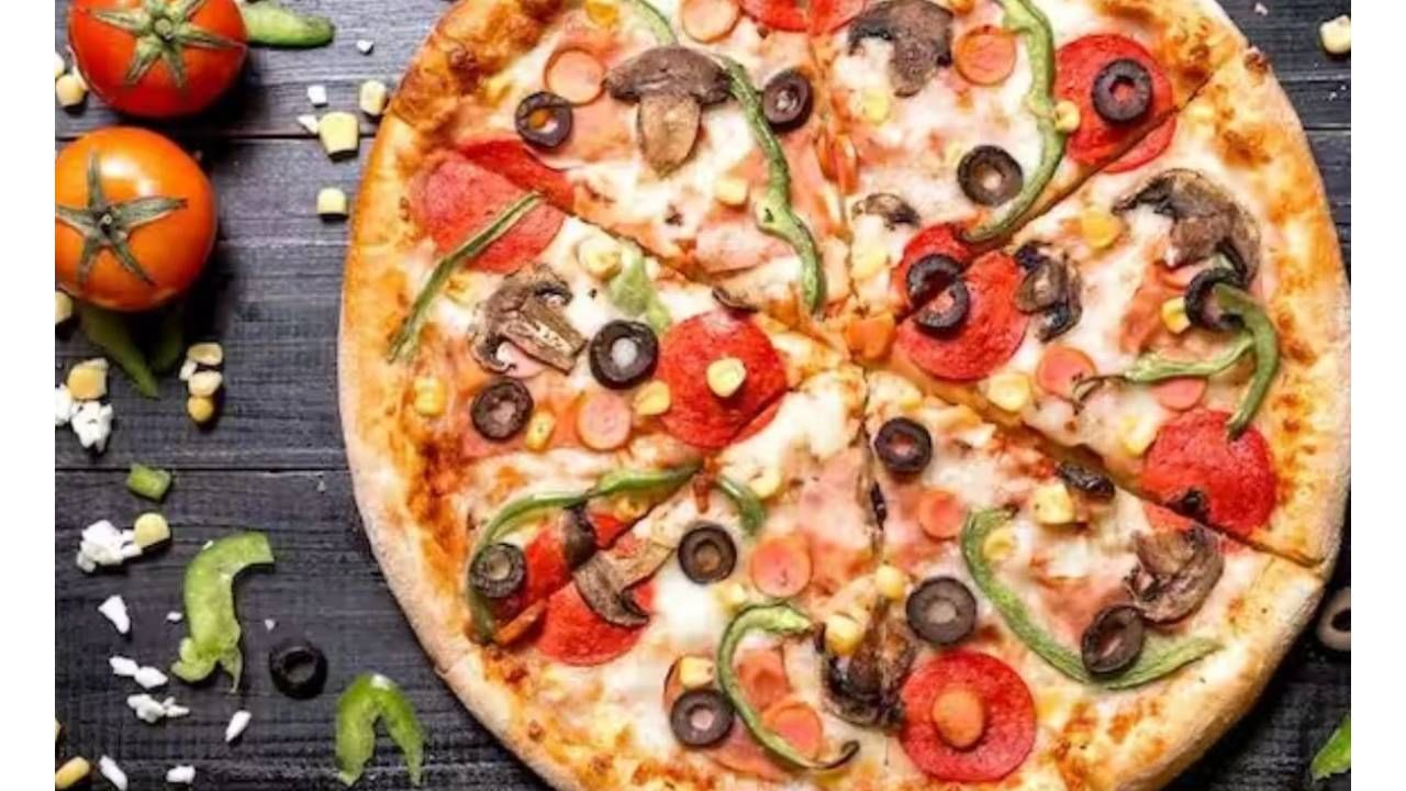 पिझ्झा लव्हर्स खूप आहेत. पिझ्झा खाल्ल्याने आरोग्यावर वाईट परिणाम होतो. पिझ्झा खाल्ल्याने किडनीचे नुकसान होते, किडनी खराब होते. त्यामुळे तुम्हाला कितीही पिझ्झा खायची इच्छा झाली तरी तो प्रमाणात खावा.