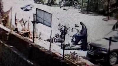 Pune Crime News : प्रेयसीला भेटण्यासाठी तो बुरखा घालून शाळेत घुसला, मुलं चोरणारा समजून लोकांना बदडलं