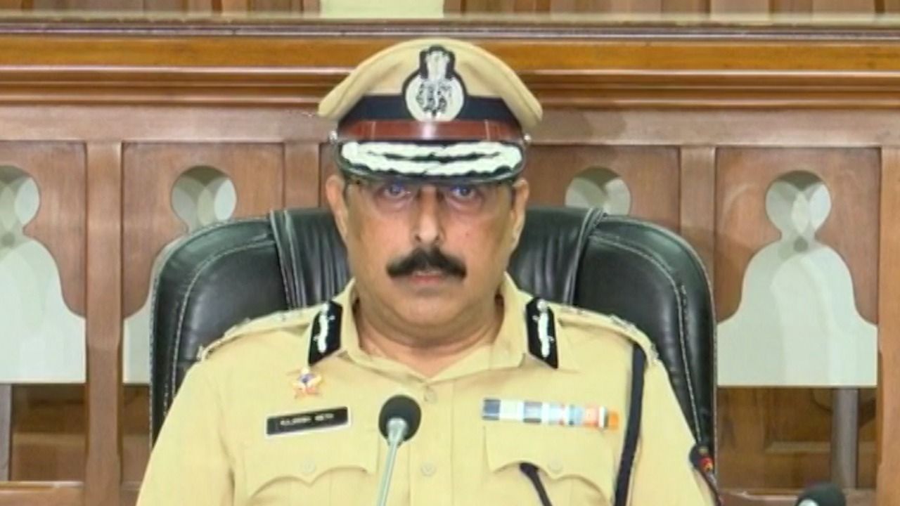 Maratha Reservation | राज्यात 3 जिल्ह्यांमध्ये इंटरनेट सेवा बंद, किती गुन्हे दाखल, किती जणांना अटक? पोलीस महासंचालकांकडून महत्त्वाची माहिती Maratha Reservation | राज्यात 3 जिल्ह्यांमध्ये इंटरनेट सेवा बंद, किती गुन्हे दाखल, किती जणांना अटक? पोलीस महासंचालकांकडून महत्त्वाची माहिती