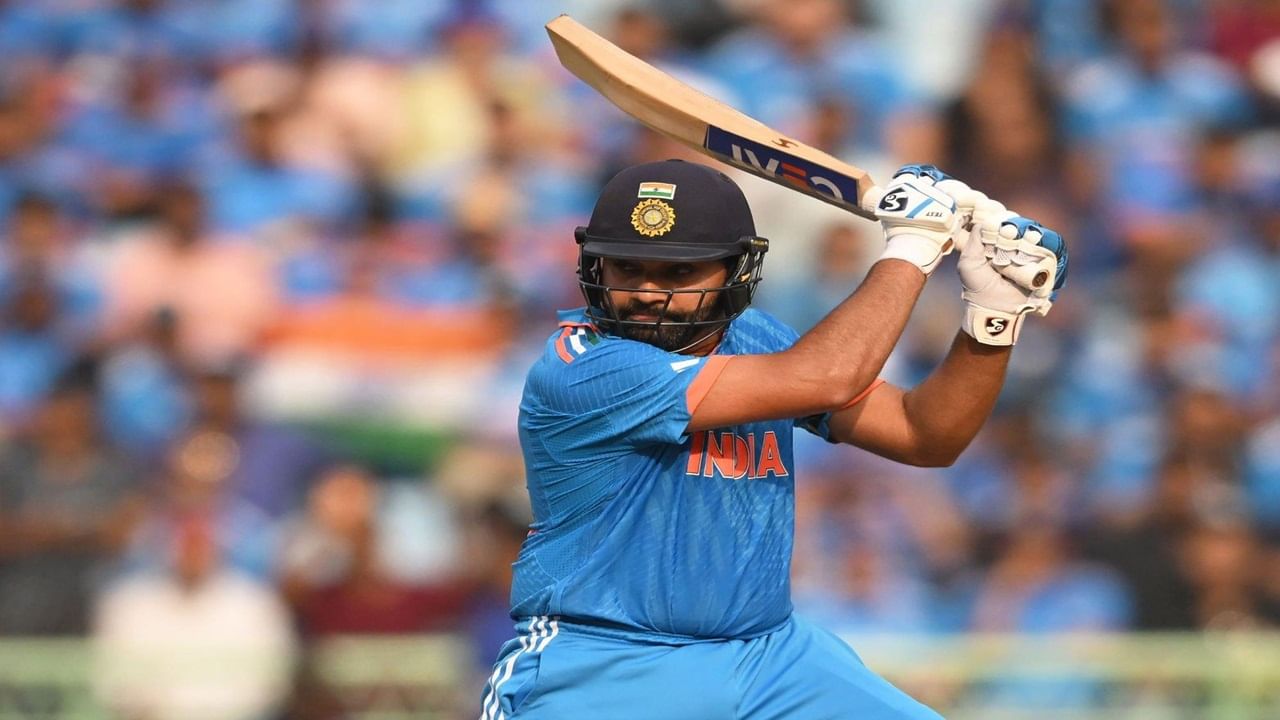 टीम इंडियाचा कॅप्टन रोहित शर्मा याचाही या यादीत समावेश आहे. रोहितने 10 सामन्यांमध्ये 550 धावा केल्या आहेत. विराटच्या तुलनेत रोहितच्या धावा कमी आहेत, मात्र रोहित या पुरस्कारासाठी प्रबळ दावेदार आहे.